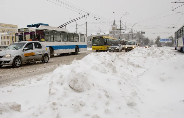 Последствия снегопада в октябре в Барнауле. 2016 год.