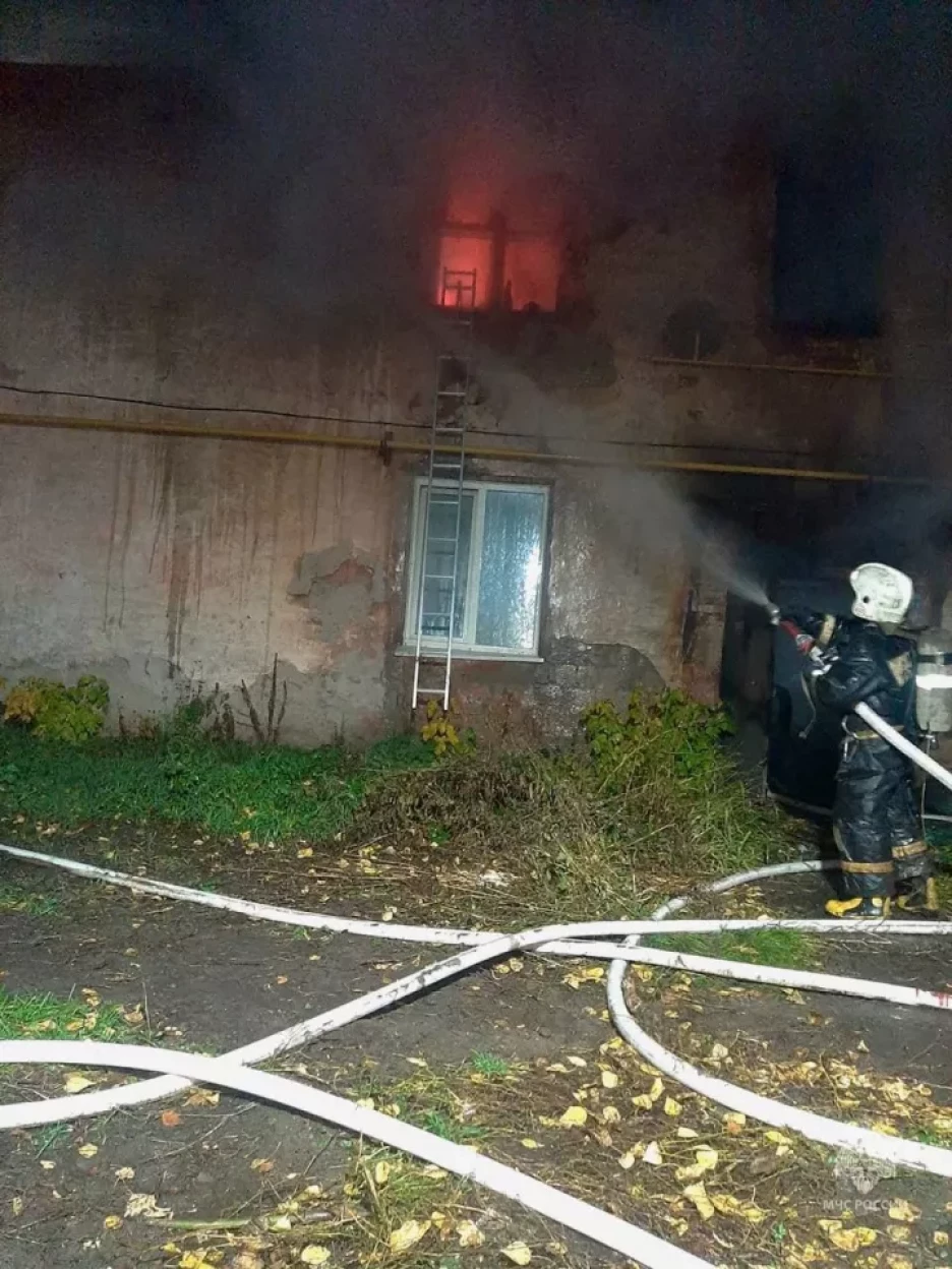 В Барнауле при пожаре в многоквартирном доме погиб мужчина