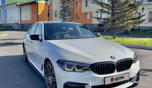 Белую малышку BMW пятой серии продают в Барнауле за 5,3 млн рублей.