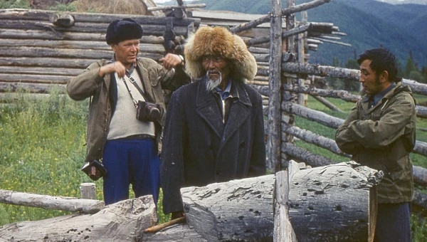 В экспедиции. Борис Кадиков (первый слева).
