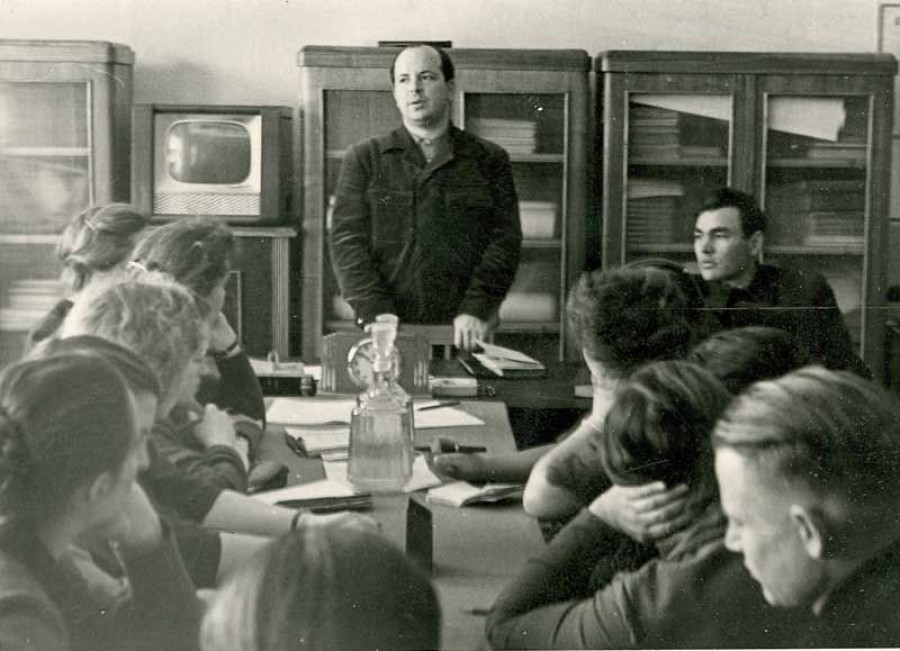 Беседа на семинаре руководителей турпоходов, Алексей Уманский в центре, 1960 год.