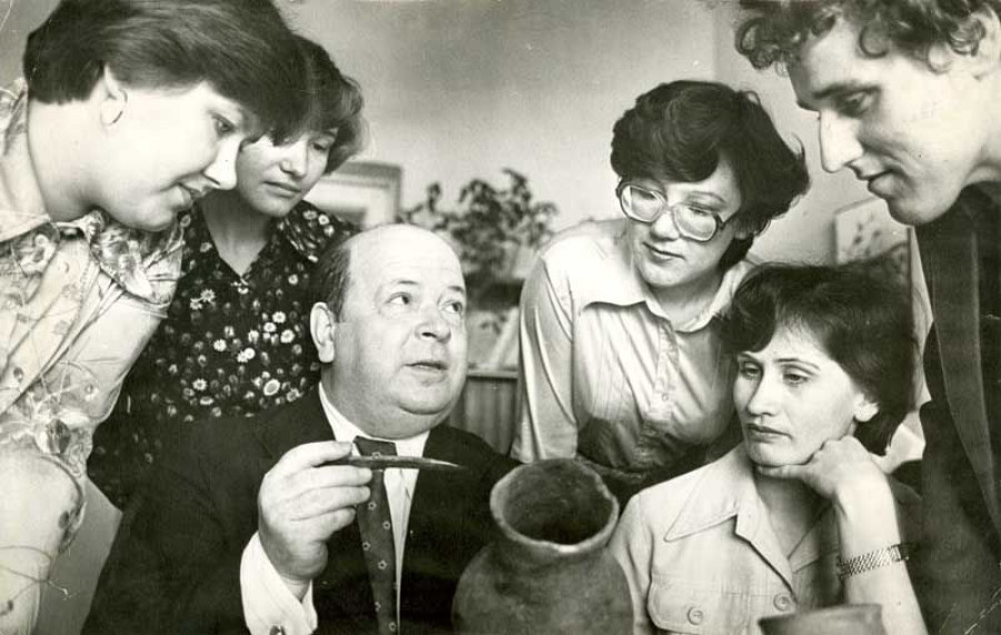 Кружок археологии, Алексей Уманский в центре, 1980 год.