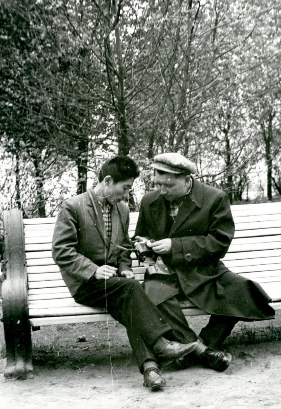 Сергей Пирогов (справа) дает урок фотомастерства. 