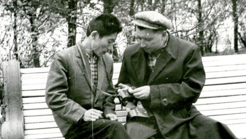 С. И. Пирогов (справа) дает урок фотомастерства. 