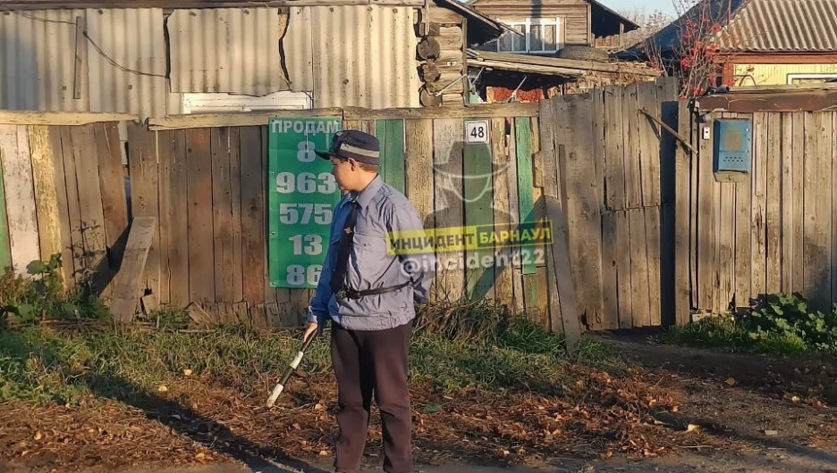 В Алтайском крае подросток контролирует движение на улице 