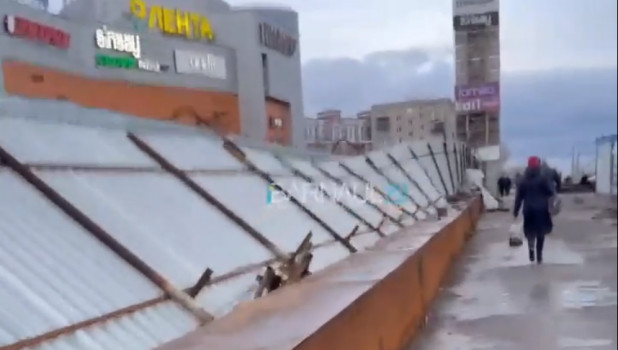Сильный ветер в Барнауле повредил ограждение на путепроводе возле Нового рынка.