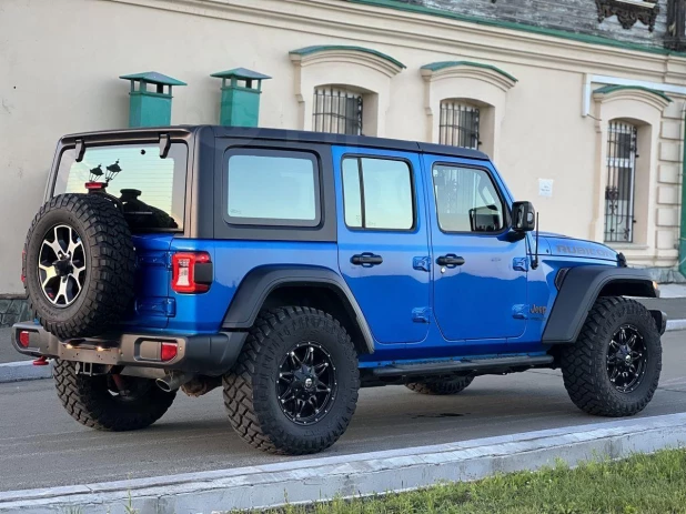 Что за Jeep в самом редком цвете продают в Барнауле за 7,8 млн рублей.