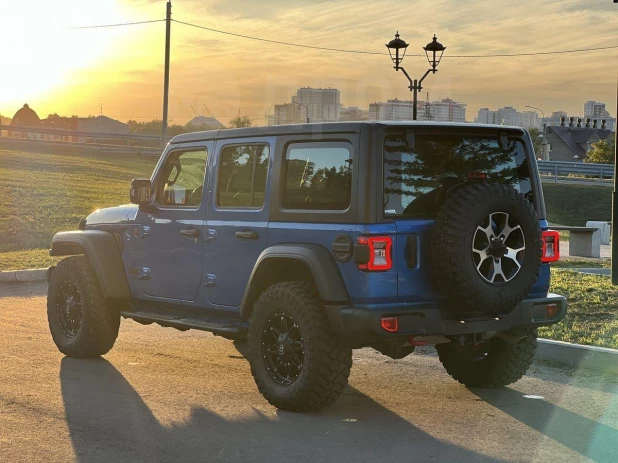 Что за Jeep в самом редком цвете продают в Барнауле за 7,8 млн рублей.