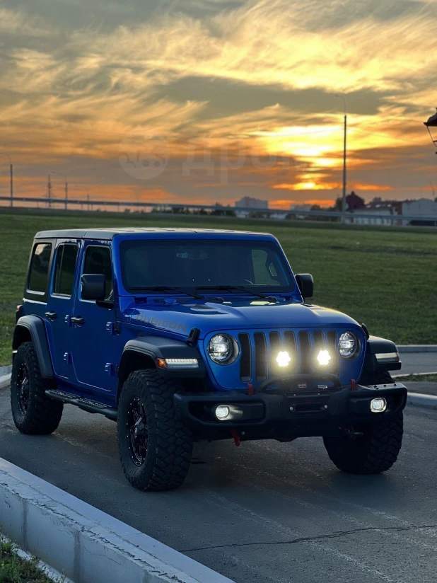 Что за Jeep в самом редком цвете продают в Барнауле за 7,8 млн рублей.