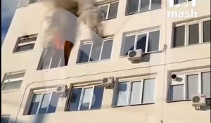 Мощный пожар вспыхнул в якутской многоэтажке.