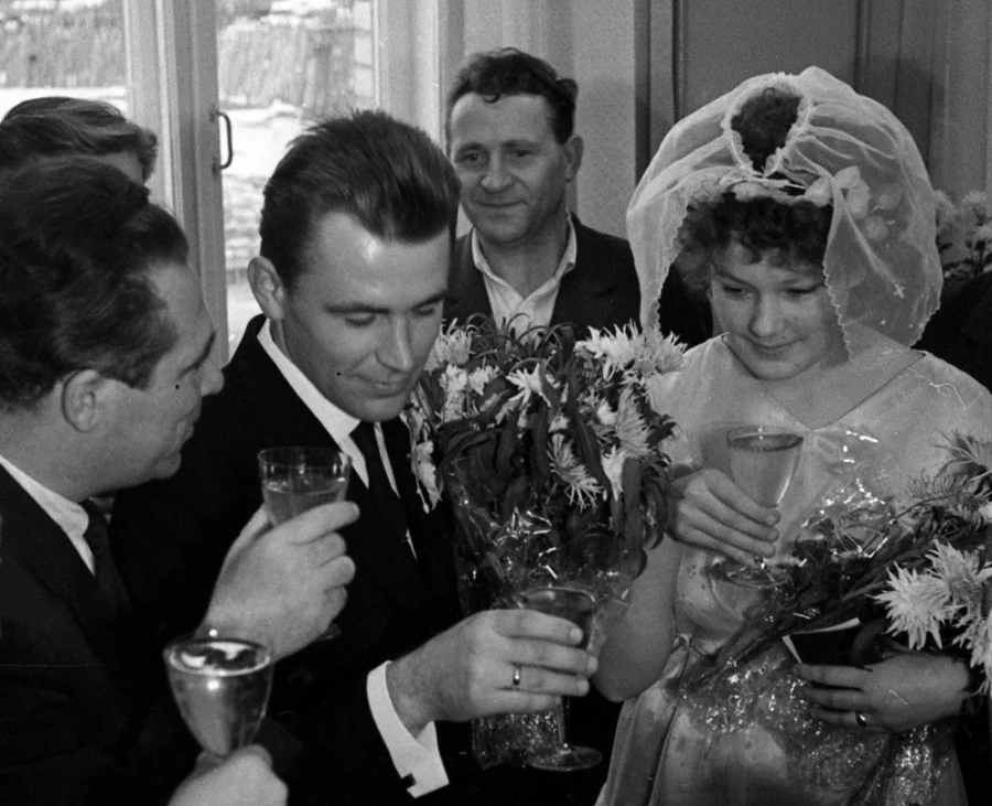 Одни из первых молодоженов во Дворце бракосочетания, 5 ноября 1965 года.
