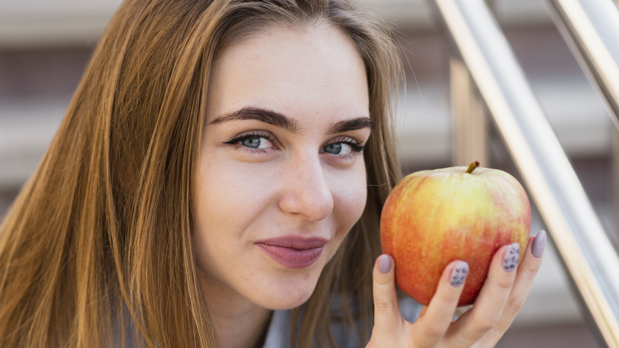 Девушка с яблоком.