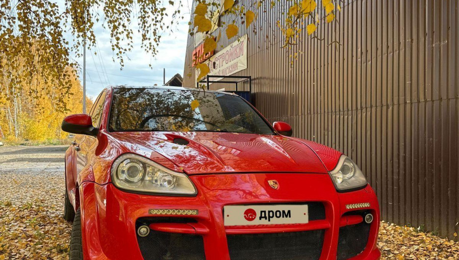 Красный Porsche с кожаным салоном продают в Барнауле за 940 тыс. рублей.