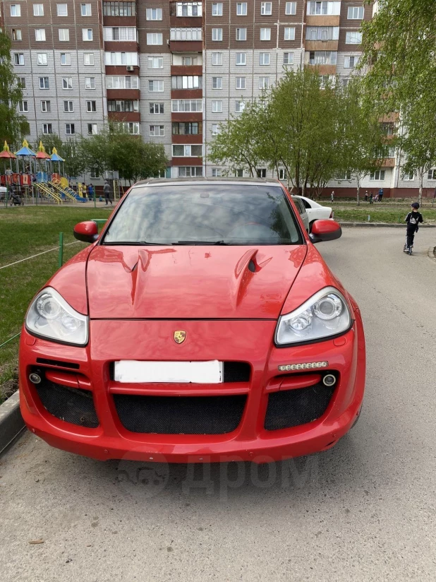 Красный Porsche с кожаным салоном продают в Барнауле за 940 тыс. рублей.