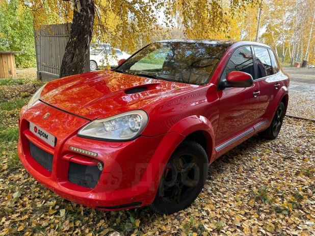 Красный Porsche с кожаным салоном продают в Барнауле за 940 тыс. рублей.