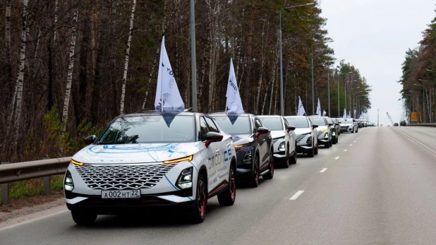 Футуристические автомобили промчались по Барнаулу в честь Дня рождения OMODA.