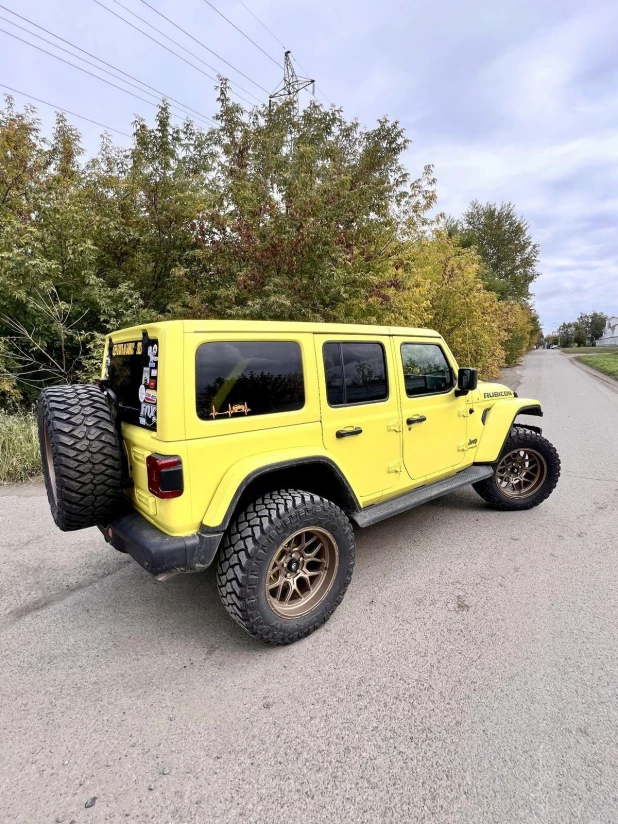 Яркий лимончик: что за стильный Jeep продают в Барнауле за 15,3 млн рублей.