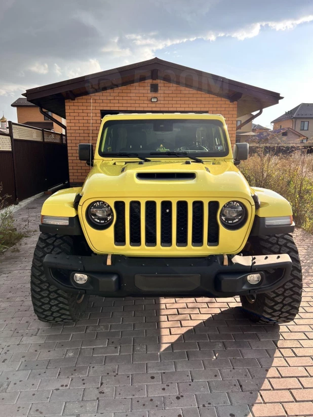 Яркий лимончик: что за стильный Jeep продают в Барнауле за 15,3 млн рублей.