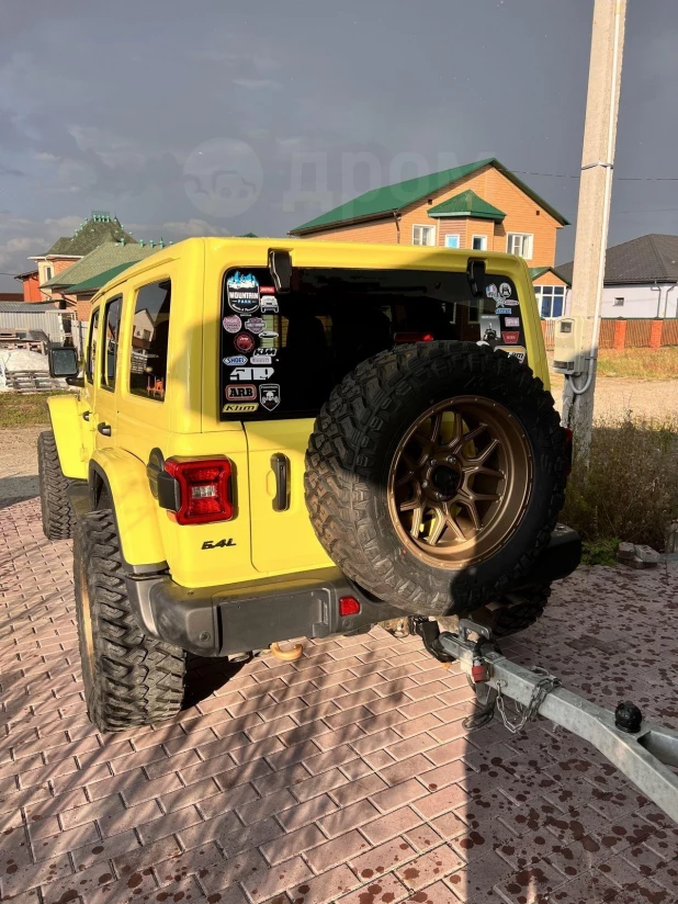 Яркий лимончик: что за стильный Jeep продают в Барнауле за 15,3 млн рублей.