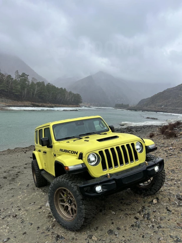 Яркий лимончик: что за стильный Jeep продают в Барнауле за 15,3 млн рублей.