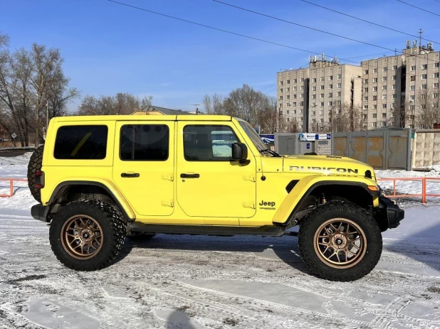 Яркий лимончик: что за стильный Jeep продают в Барнауле за 15,3 млн рублей.