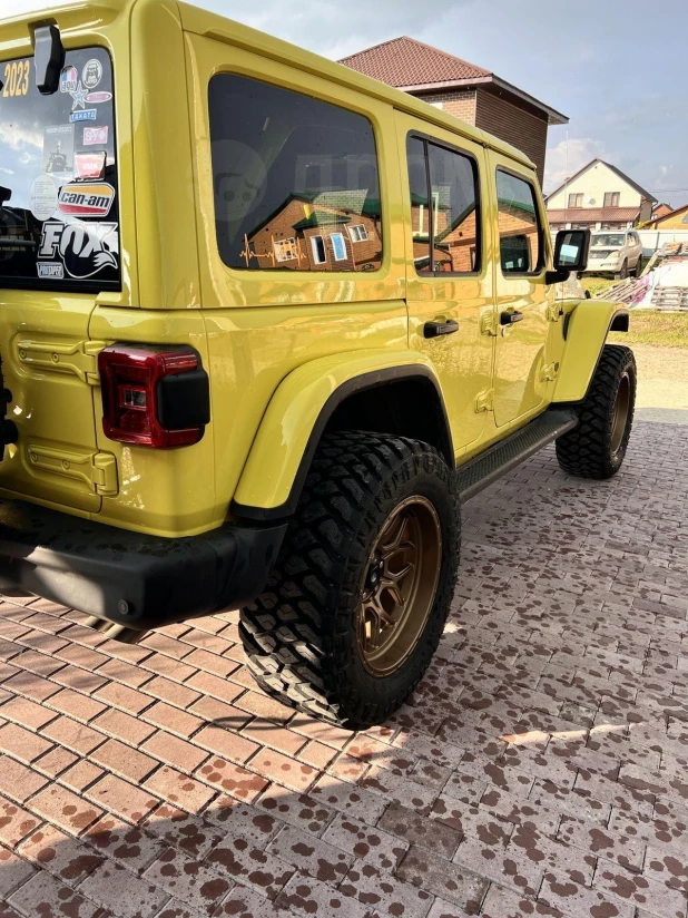 Яркий лимончик: что за стильный Jeep продают в Барнауле за 15,3 млн рублей.