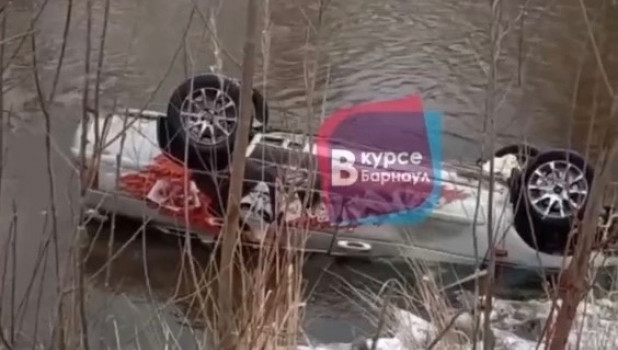 В Барнауле автомобиль слетел с дороги прямо в реку.