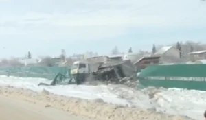 В Барнауле грузовик протаранил забор жилого дома.