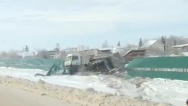 В Барнауле грузовик протаранил забор жилого дома.