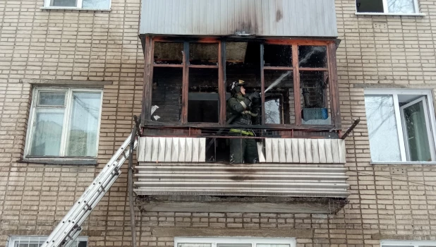 В барнаульской многоэтажки вспыхнул пожар.