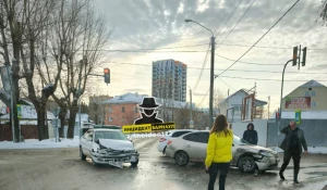 На перекрестке в Барнауле произошло жесткое столкновение автомобилей.