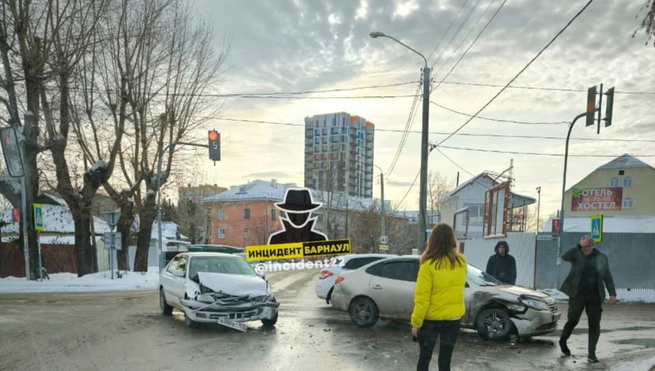 На перекрестке в Барнауле произошло жесткое столкновение автомобилей 