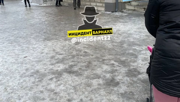 Барнаульцы жалуются на ледяную корку, которая покрыла все пешеходные дорожки.