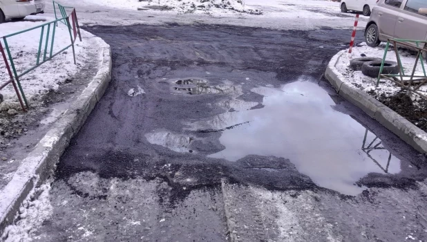 В Алтайском крае новый асфальт положили прямо в снег.