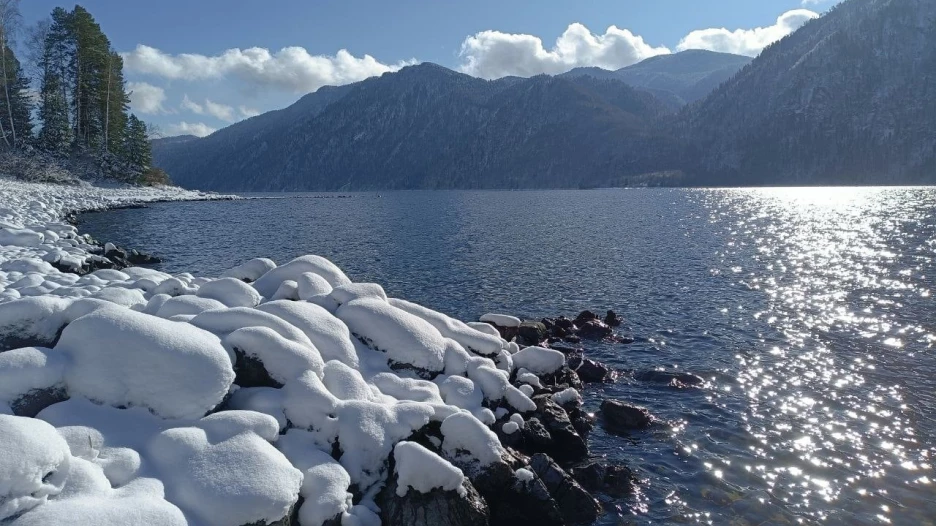 Мороз и солнце - день чудесный: алтайский заповедник покрыло пушистым снегом и сосульками.