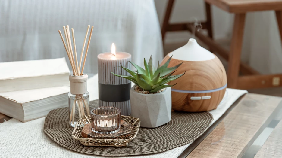 Композиция с ароматическими палочками, диффузором и свечами.