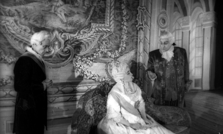 Сцены из спектакля «Ползунов», поставленном Алтайским государственного драматическим театром по пьесе Марка Юдалевича, 1954 год.
