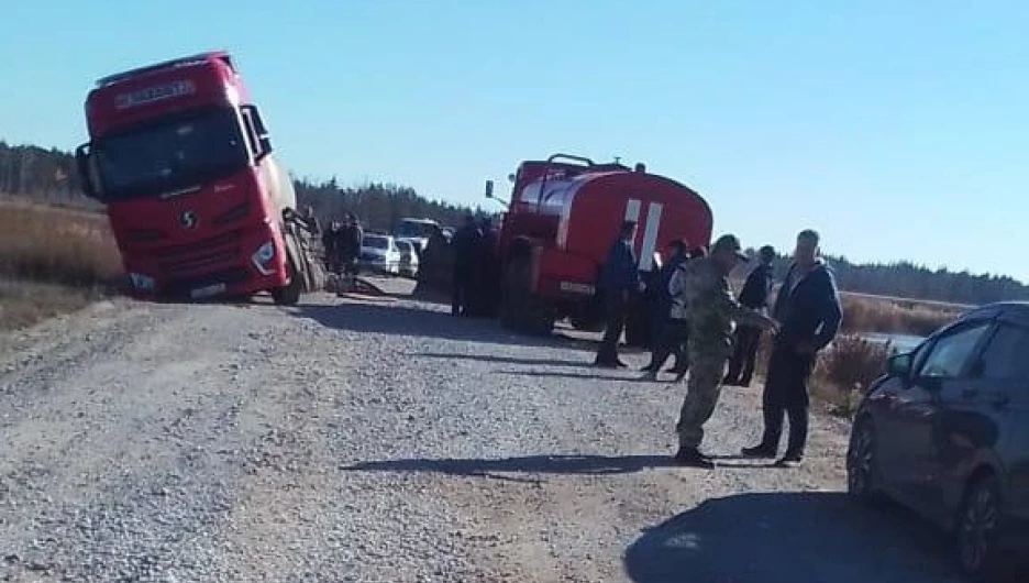 Грузовик с жидким азотом съехал с дороги в Алтайском крае