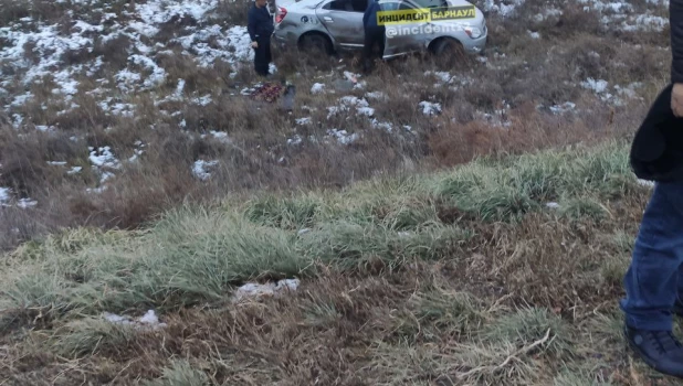 В Алтайском крае автомобиль съехал с трассы из-за сильного гололеда. 