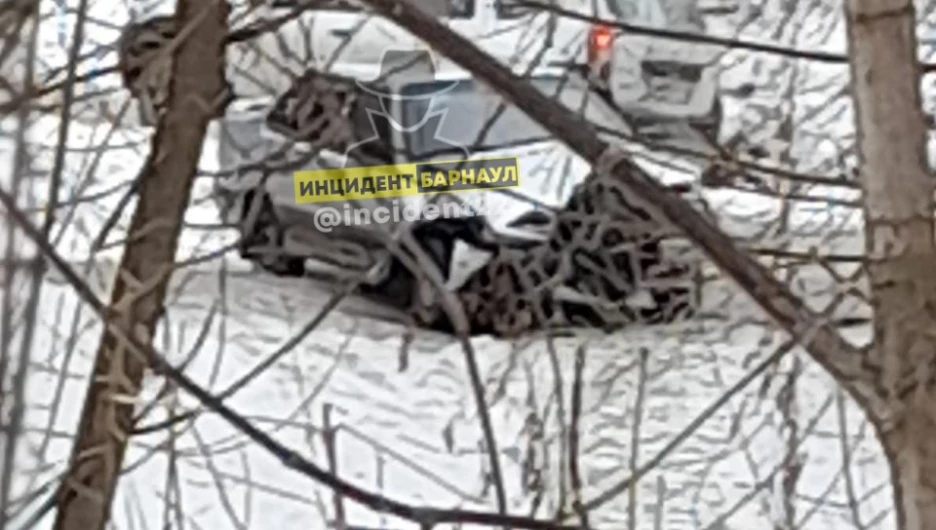 В Барнауле из-за сильного льда на дорогах пострадала машина 