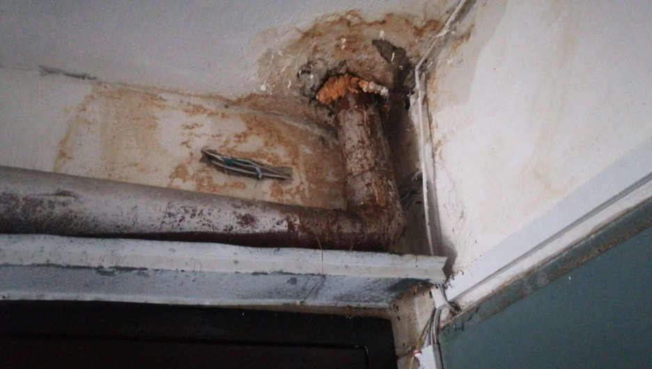 Жители Алтайского края жалуются на протекающую крышу в жилом доме. 