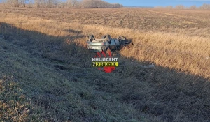 В Алтайском крае водитель не справился с управлением и слетел с трассы. 