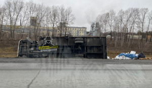 На трассе Барнаул - Новосибирск грузовик перевернулся на бок. 