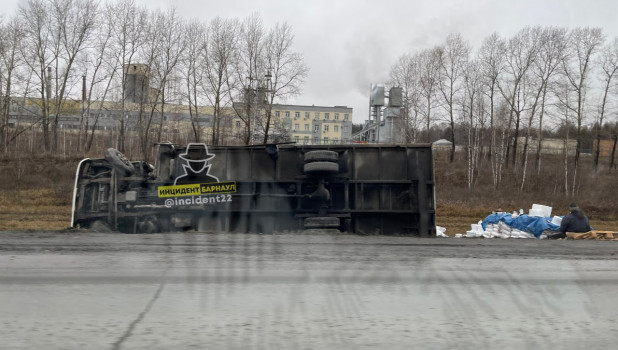 На трассе Барнаул - Новосибирск грузовик перевернулся на бок. 
