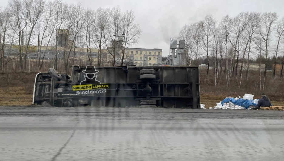 На трассе Барнаул - Новосибирск грузовик перевернулся на бок 