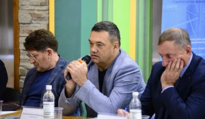 Анатолий Вытоптов (в центре). 