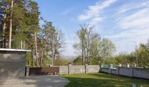Дом в охраняемом поселке продают в Барнауле за 46 млн рублей.