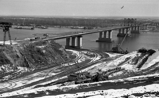 Строительство нового моста через Обь. Мост открылся в 1997 г.