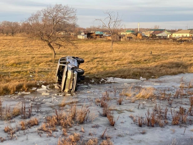 В Алтайском крае нашли перевернувшийся автомобиль без владельца.