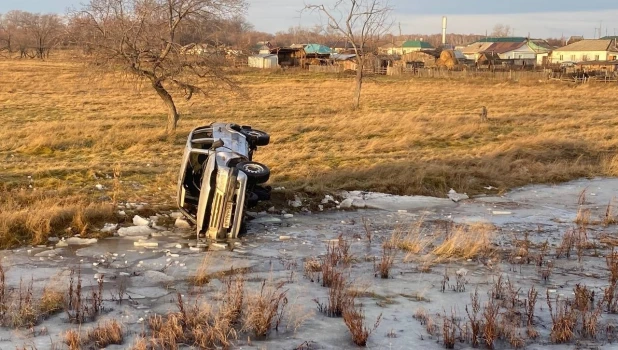В Алтайском крае нашли перевернувшийся автомобиль без владельца.